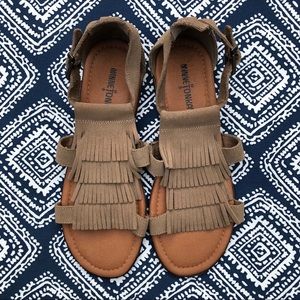 MINNETONKA Maui fringe sandals taupe